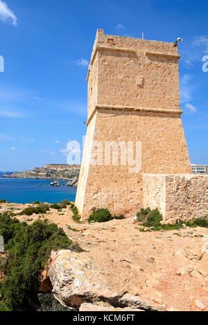 Ghajn Tuffieha Wachtturm mit Blick auf das Meer und die Klippen, Golden Bay, Malta, Europa. Stockfoto