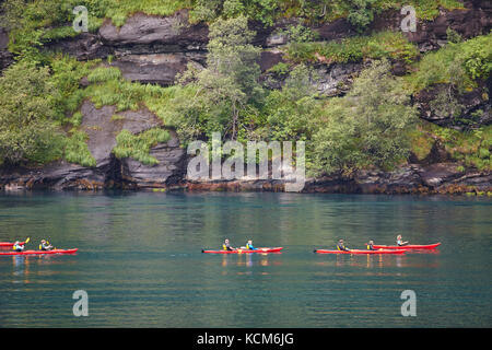 Norwegische Fjordlandschaft mit Kajaks und Felsen. Reisen Norwegen. Horizontale Stockfoto