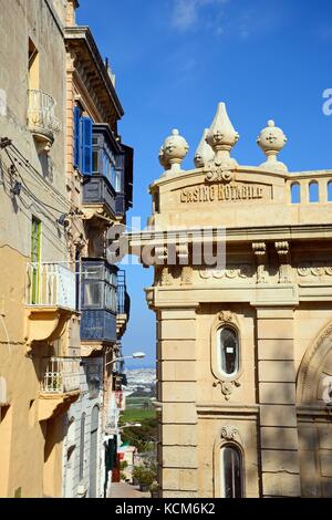 Stadthäuser und das Casino notabile mit Blick auf die Küste, Mdina, Malta, Europa. Stockfoto