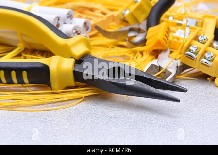 Tools und Kabel in der elektrischen Installation verwendet Stockfoto
