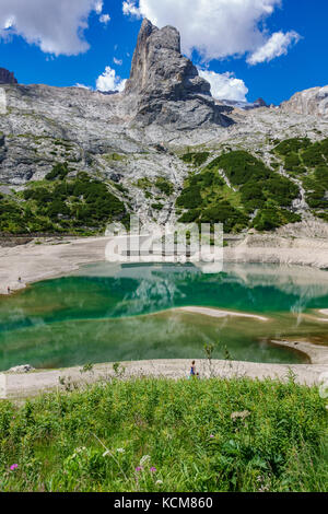 Gletschersee mit klaren kalten Wasser. lago di Fedaia, Dolomiten Stockfoto