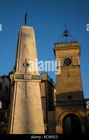 Ein Blick auf die Stadtlandschaft Detail des Städtchen Trevignano Romano, am Bracciano See, in der Nähe von Rom, Italien, am Nachmittag an einem sonnigen Tag Stockfoto