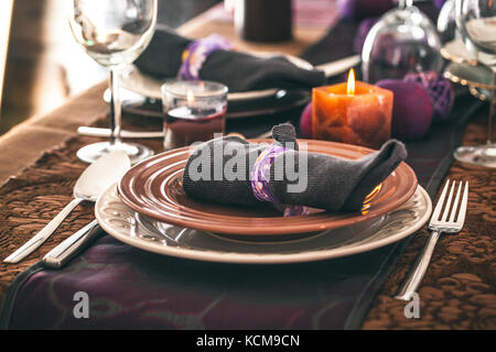 Tabelle Einstellung zum Abendessen. eleganter Ort, Einstellung für Restaurant. Hochzeit oder Valentinstag Abendessen. Stockfoto