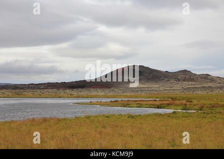Vulkanische Landschaft und Teich in vesturland, Island. Stockfoto