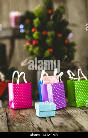 Weihnachtsdekoration. Weihnachtsgeschenke auf Holz Stockfoto