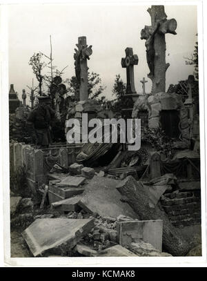 Französische Graves zertrümmert durch Deutsche Shell Brand (Foto 24 268) Stockfoto