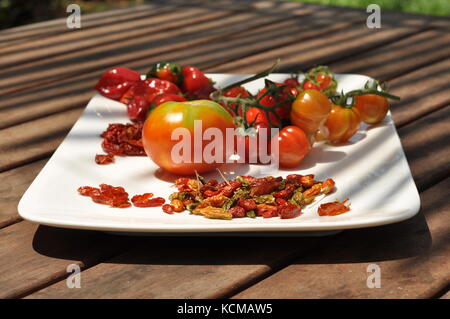 Bio Tomaten und Chili machen eine fantastische Kombination der Farben Stockfoto