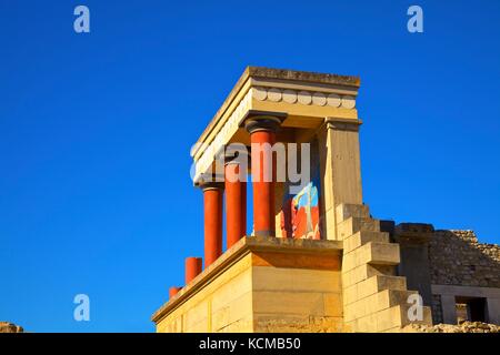 Charging Bull und Olivenbaum Fresco, der Minoische Palast von Knossos, Knossos, Heraklion, Kreta, Griechenland, Europa Stockfoto