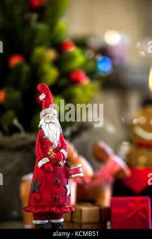 Weihnachten Hintergrund. Weihnachtsmann mit Weihnachtsbaum, Geschenke und Lebkuchen Mann. Stockfoto