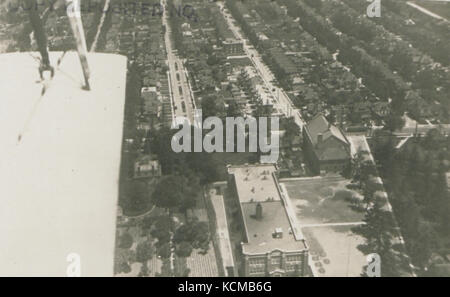 Dieses Luftbild zeigt einen Blick auf Hamilton, Ontario, und bietet eine einzigartige Perspektive auf die Landschaft der Stadt und zeigt die städtische Entwicklung und die natürliche Umgebung. Stockfoto