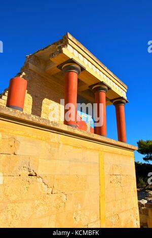 Charging Bull und Olivenbaum Fresco, der Minoische Palast von Knossos, Knossos, Heraklion, Kreta, Griechenland, Europa Stockfoto