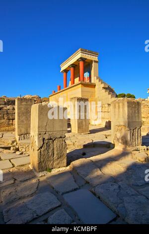 Charging Bull und Olivenbaum Fresco, der Minoische Palast von Knossos, Knossos, Heraklion, Kreta, Griechenland, Europa Stockfoto