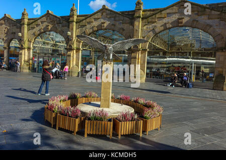 Allen die Peregrine Skulptur, Ikea, Sheffield, UK railways Station, mit Brunnen und Wasserfällen Stockfoto