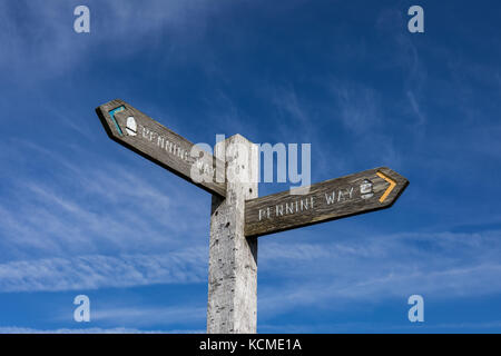 Pennine Way Wegweiser gegen den blauen Himmel Stockfoto