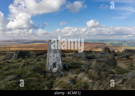 Trig Point an der Spitze von West Nab, Peak District National Park, England, Großbritannien Stockfoto