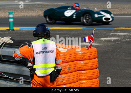 LE MANS, Frankreich, 9. Juli 2016: Eine alte Cooper bei Mulsanne in Le Mans Classic auf der Strecke der 24 Stunden. Keine andere Veranstaltung der Welt montiert Stockfoto