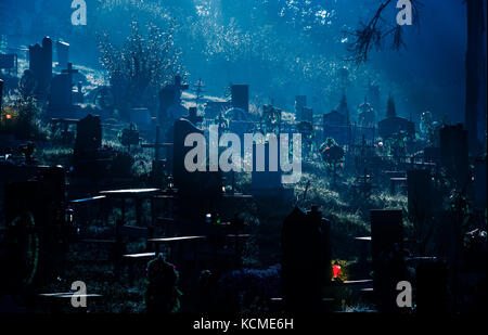 Neblige dunkle Nacht auf Friedhof. orthodoxen halloween Konzept Hintergrund Stockfoto