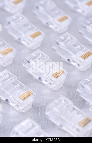 Gruppe von RJ45-Steckern für Netzwerkkabel Stockfoto