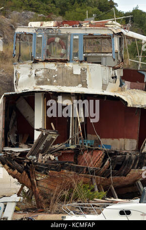 Der schiffsrumpf einer alten Boot oder Schiff zu verrotten nach links in einem Hafen in der Nähe von Korfu, Kassiopi. altes Schiff verlassen und vergessen. vernachlässigt Boote. Stockfoto