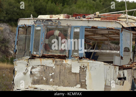 Der schiffsrumpf einer alten Boot oder Schiff zu verrotten nach links in einem Hafen in der Nähe von Korfu, Kassiopi. altes Schiff verlassen und vergessen. vernachlässigt Boote. Stockfoto