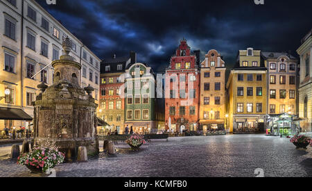 Platz Stortorget mit bunten couses im Zentrum der Altstadt (Gamla Stan) von Stockholm, Schweden in der Dämmerung Stockfoto