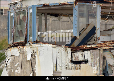 Der schiffsrumpf einer alten Boot oder Schiff zu verrotten nach links in einem Hafen in der Nähe von Korfu, Kassiopi. altes Schiff verlassen und vergessen. vernachlässigt Boote. Stockfoto