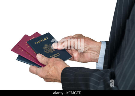 Senior kaukasischen Hand Auswahl der Passport verwenden Stockfoto