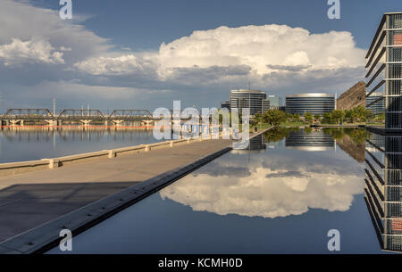 Anzeigen von Tempe Brücke und Reflexionen. Stockfoto