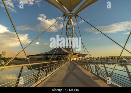 Die Town Lake Fußgängerbrücke über den Salt River in Tempe Arizona in der Nähe des Tempe Center for Arts. Stockfoto