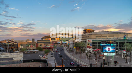 Phoenix Arizona usa - Aug 28, 2017 Blick auf US Airways Center und Chase Field. Chase Field ist die Heimat der Arizona Diamondbacks Stockfoto