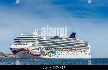 CABO SAN LUCAS, MEXIKO - 08. FEBRUAR 2017: Kreuzfahrtschiff in der Reede in der Nähe des Hafens von Cabo San Lucas Stadt - Kalifornien Halbinsel, Mexiko Stockfoto