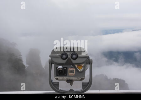 Suche in den blauen Bergen von NSW mit dem Fernglas suchen durch den Nebel zu den Drei Schwestern Stockfoto