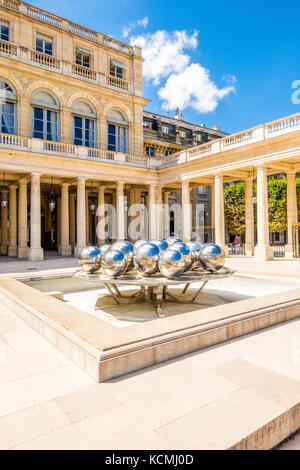 Der Hof Cour d'Honor im Palais Royal enthält zwei silberne Kugelbrunnen des belgischen Bildhauers Pol Bury. Paris, Frankreich Stockfoto