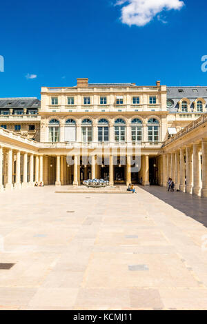 Der Hof Cour d'Honor im Palais Royal enthält zwei silberne Kugelbrunnen des belgischen Bildhauers Pol Bury. Paris, Frankreich Stockfoto