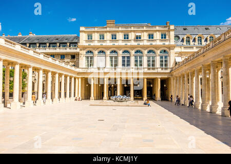 Der Hof Cour d'Honor im Palais Royal enthält zwei silberne Kugelbrunnen des belgischen Bildhauers Pol Bury. Paris, Frankreich Stockfoto