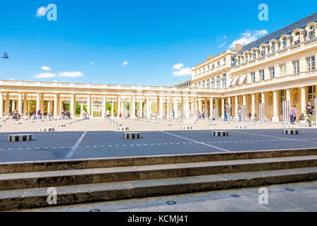 Die Cour d'Honneur enthält 280 schwarz-weiß gestreiften Säulen bekannt als Les Colonnes de Buren Der französische Künstler Daniel Buren. Palais Royal, Pa Stockfoto