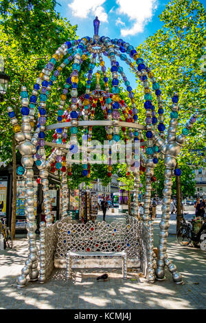 Der Eingang des Palais Royal Metro auf Platz Colette wurde von Jean-Michel Othoniel neu gestaltet, als die "Kiosque des noctambules' Stockfoto