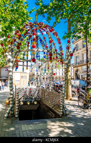 Der Eingang des Palais Royal Metro auf Platz Colette wurde von Jean-Michel Othoniel neu gestaltet, als die "Kiosque des noctambules' Stockfoto