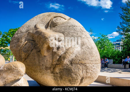 Écoute ist eine Skulptur des französischen Künstlers Henri de Miller in Paris. Es ist ein riesiger Steinkopf mit gekuppelter Hand vor der Kirche St-Eustache. Stockfoto