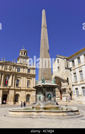 Place de la République und Obelisk, Arles, Provence, Frankreich Stockfoto