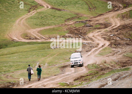 Stepantsminda gergeti, Georgien - 23. Mai 2016: Mitsubishi delica Raum Zahnrad auf der Landstraße im Sommer Bergwelt. delica ist eine Reihe von Lkw Stockfoto