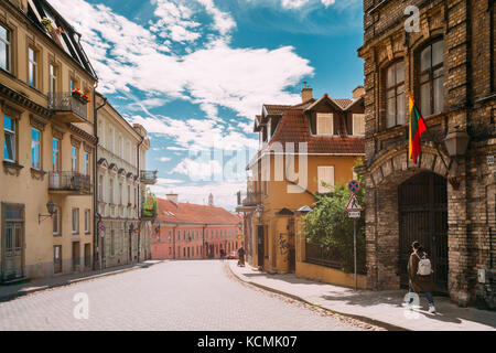 Vilnius, Litauen - 5. Juli 2016: Architektur von uzupis in der Altstadt von Vilnius. Bezirk vilniaus senamiestis. chinesische Touristen zu Fuß auf Stockfoto