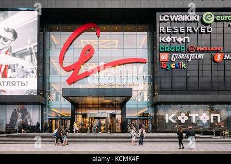 Minsk, Weißrussland - Juni 28, 2017: Leute, die in der Nähe von Galleria Minsk ist eine der größten Einkaufs- und Unterhaltungszentren in Belarus auf pobediteley Stockfoto