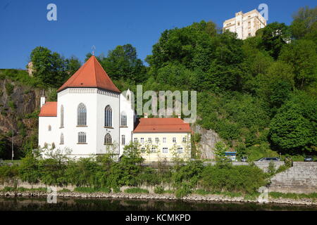 Kirche St. Salvator und Fortres Oberhaus an der Ilz, Passau, Bayern, Deutschland, Europa I Nebenkirche St. Salvator am Ilufer, Veste Oberhaus, Passa Stockfoto