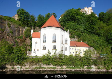 Kirche St. Salvator und Fortres Oberhaus an der Ilz, Passau, Bayern, Deutschland, Europa I Nebenkirche St. Salvator am Ilufer, Veste Oberhaus, Passa Stockfoto