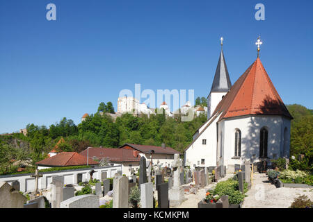 Kirche St. Severin und Fortres Oberhaus , Passau, Bayern, Deutschland, Europa I Kirche St. Severin, Friedhof, Veste Oberhaus, Passau, Niederbayern, Baye Stockfoto