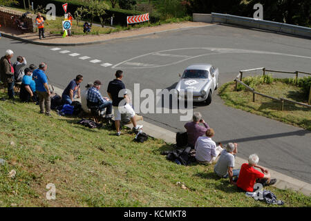 MARCHAMPT, Frankreich, 20. April 2016: Tour Auto Rallye. Die Tour de France Automobile wurde 1992 wiederbelebt für historische Fahrzeuge sowohl mit einem Wettbewerb und einem Stockfoto