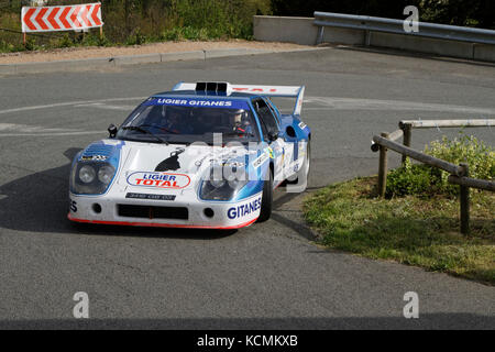 MARCHAMPT, Frankreich, 20. April 2016: Tour Auto Rallye. Die Tour de France Automobile wurde 1992 wiederbelebt für historische Fahrzeuge sowohl mit einem Wettbewerb und einem Stockfoto