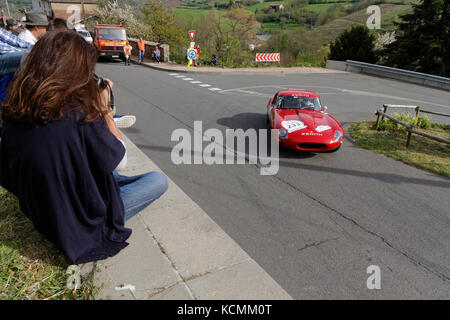 MARCHAMPT, Frankreich, 20. April 2016: Tour Auto Rallye. Die Tour de France Automobile wurde 1992 wiederbelebt für historische Fahrzeuge sowohl mit einem Wettbewerb und einem Stockfoto