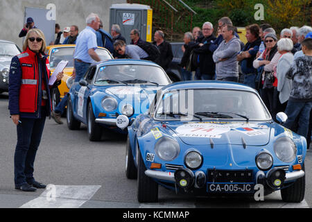 MARCHAMPT, Frankreich, 20. April 2016: Tour Auto Rallye. Die Tour de France Automobile wurde 1992 wiederbelebt für historische Fahrzeuge sowohl mit einem Wettbewerb und einem Stockfoto